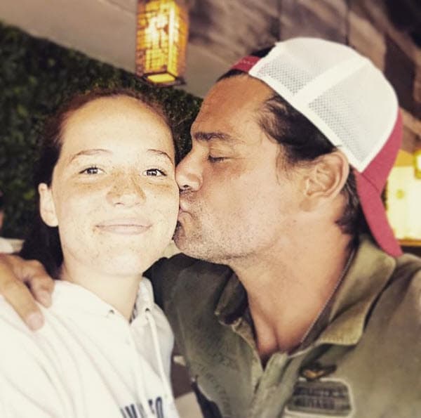 Cristián de la Fuente tiene un hija que se llama Laura y adenás de su hija es su compañera de aventuras.