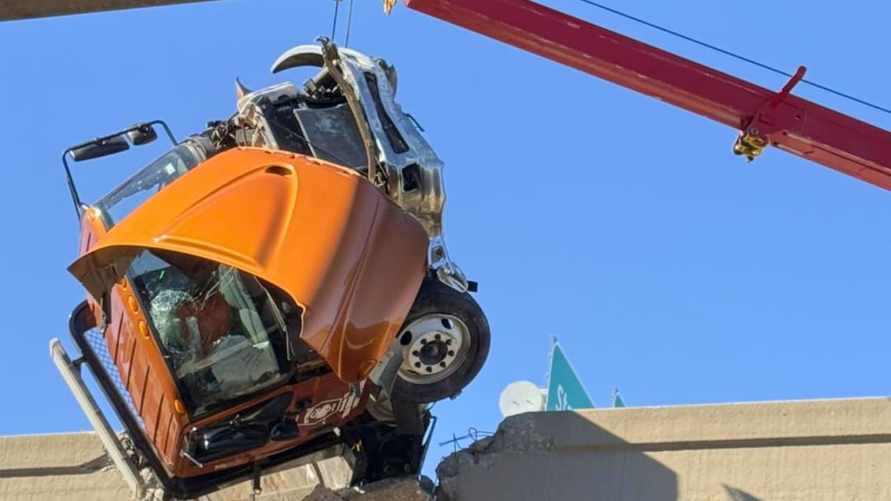 <h3 class="cms-H3-H3">Un rescate con el corazón en la garganta</h3> Los primeros en llegar fueron los equipos de McKinney Fire Department. Sabían que el margen de error era mínimo: 
<b>un movimiento en falso y el camión podía caer desde el puente.</b> Con precisión, 
<b>aseguraron la estructura, colocaron amarres y extendieron la escalera aérea</b>. Desde abajo, los curiosos grababan con el celular; desde arriba, los bomberos trabajaban en silencio. En cuestión de minutos, lograron estabilizar el vehículo y bajar con vida al conductor. 
<b>El chofer, identificado como Martín Vázquez, sufrió solo una cortada leve en la frente</b>. “Es un milagro que esté aquí”, dijo su hermano a medios locales.