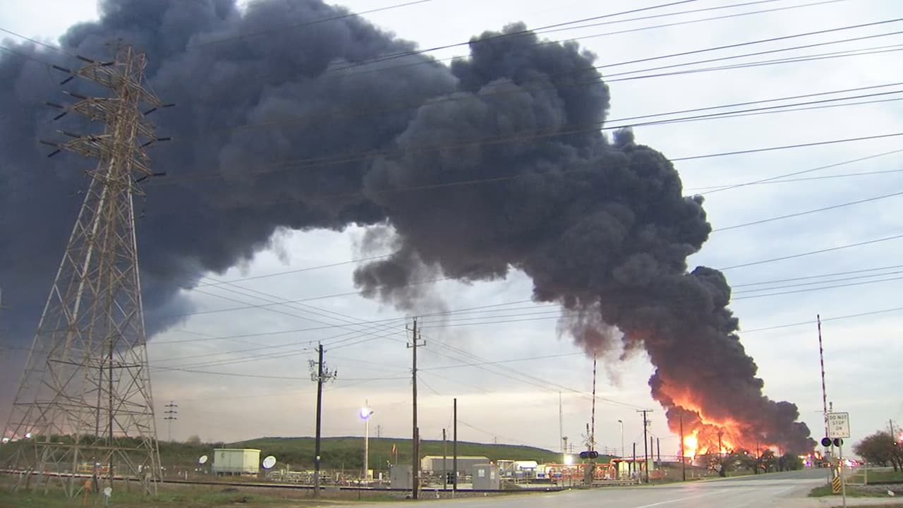 La espesa estela de humo ha alcanzado hasta 6,000 pies de altura y los vientos la están direccionando hacia el noroeste de la ciudad.