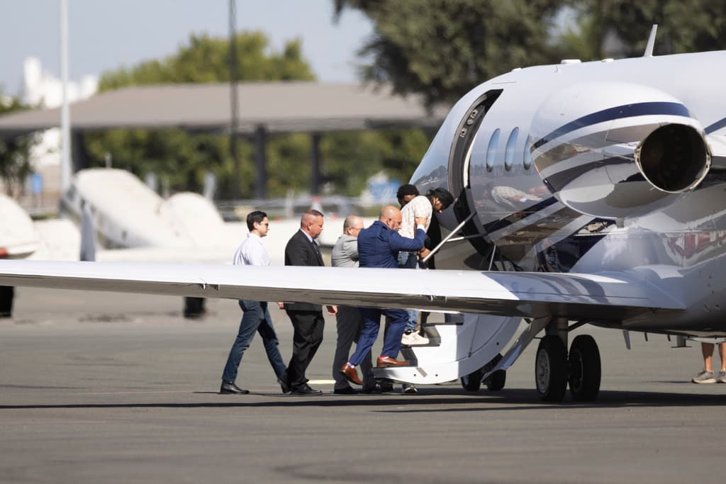 Cabizbajo, Harjinder Singh subió al avión que lo regresó a Florida, donde 
<b>no se le concedió el derecho a fianza</b>.