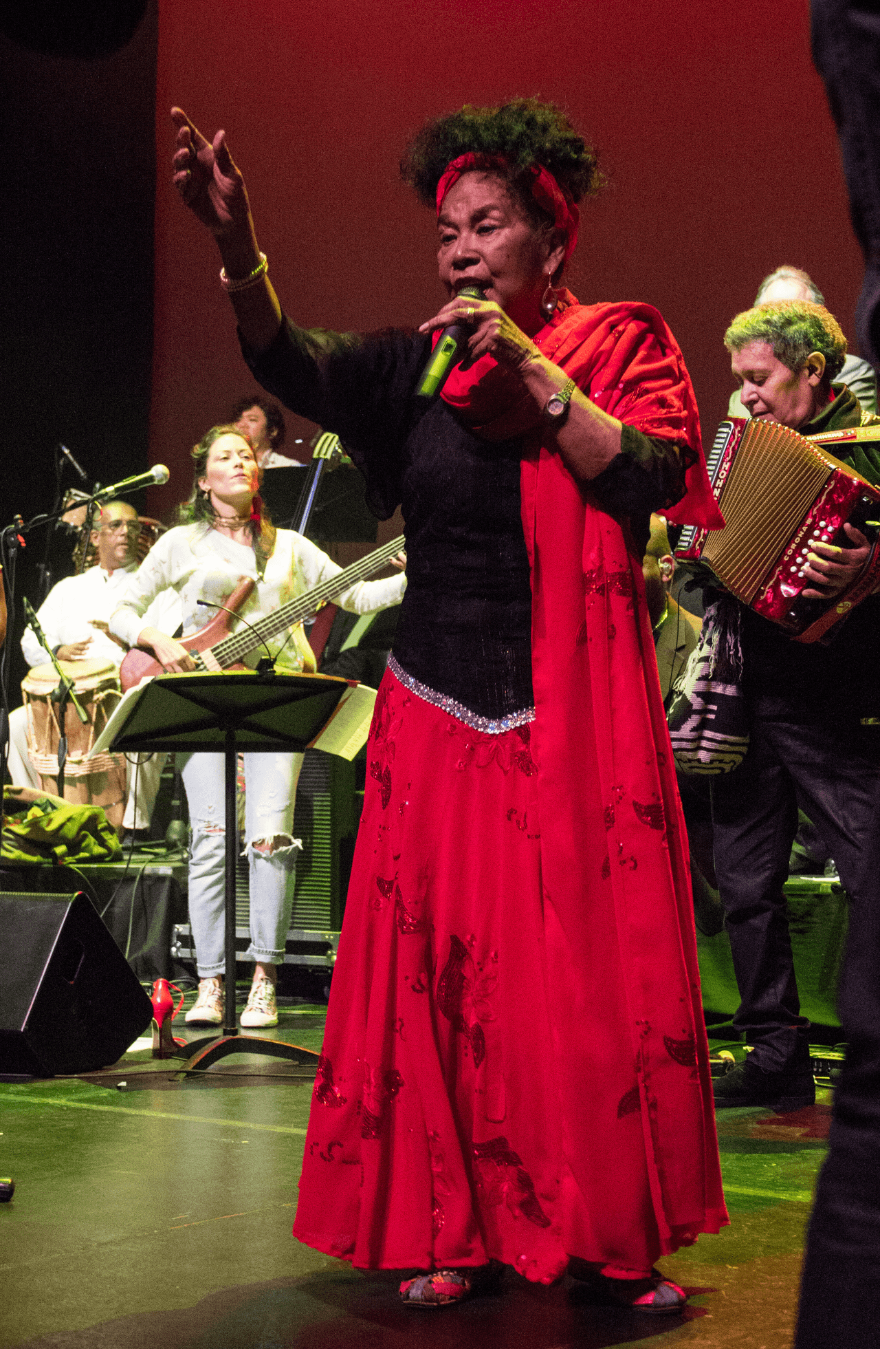 Totó La Momposina durante el ensayo, con todos los músicos y artistas, de 'La tierra del olvido'.