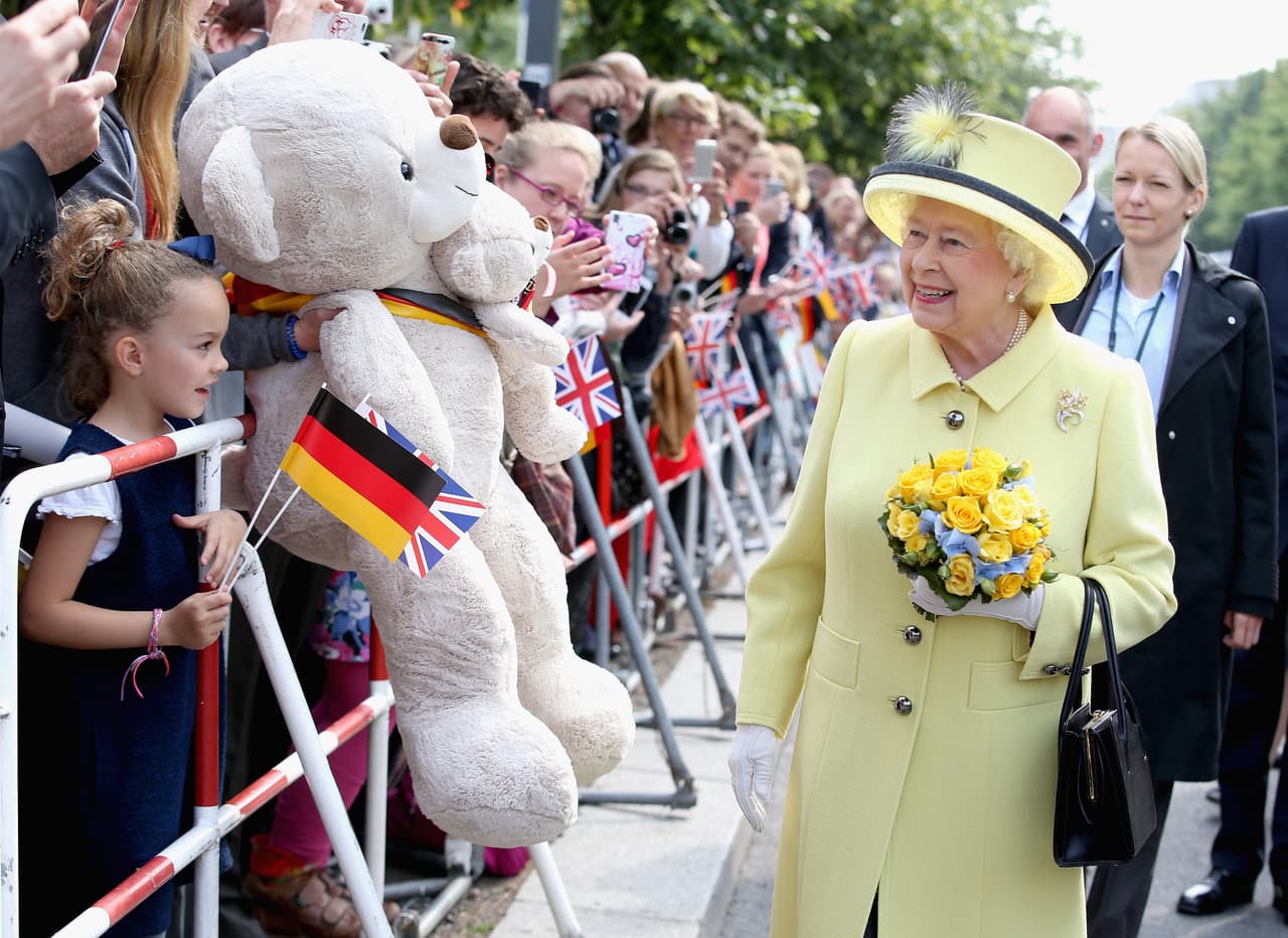 Un colorido look en color amarillo combinó con su felicidad.