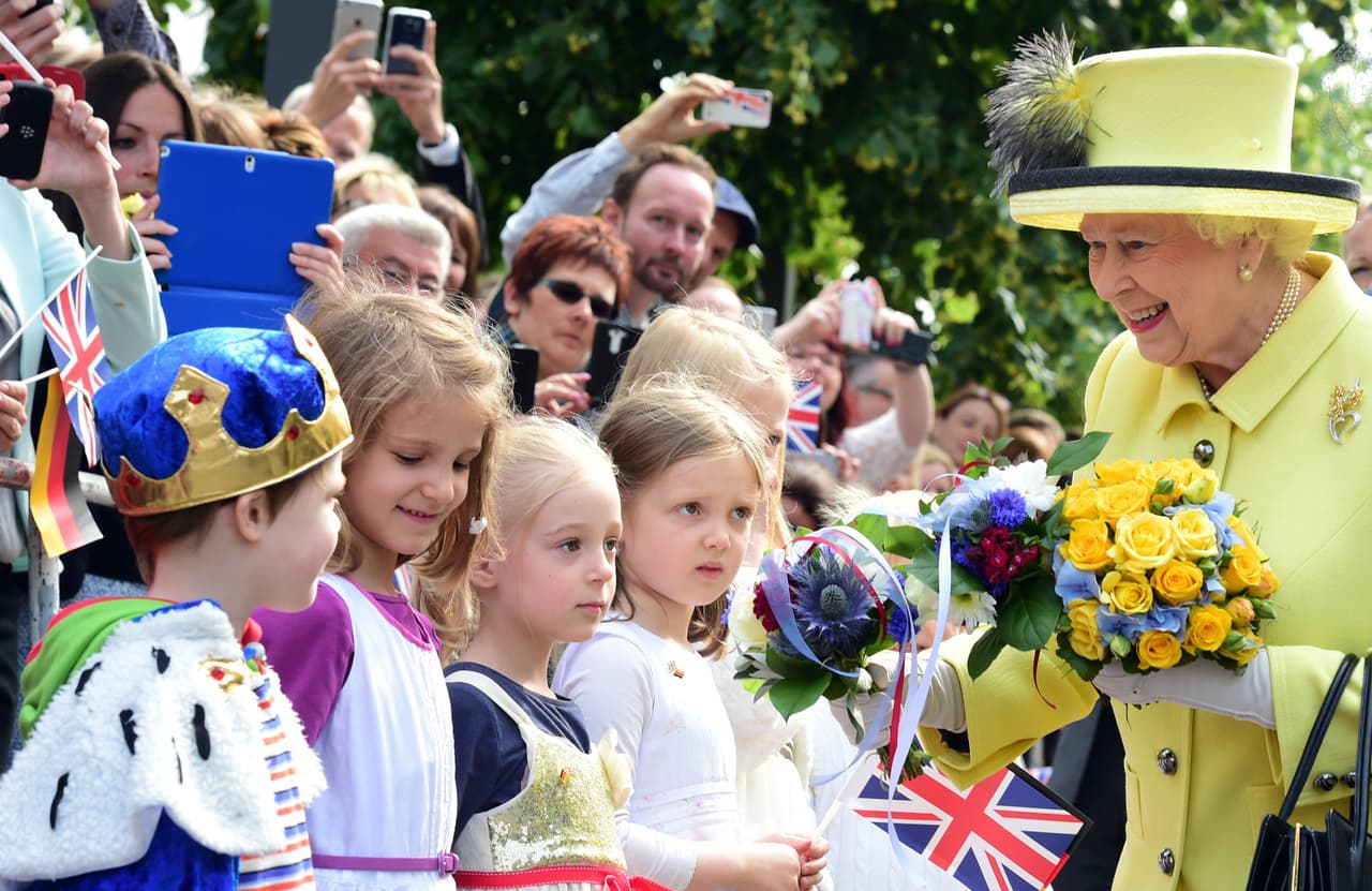 Está acostumbrada a celebrar su cumpleaños dos veces al año: el día de su nacimiento (21 de abril) y en junio, durante el desfile militar por el centro de la capital conocido como 'Trooping the colour'. Este año se celebrará el próximo 9 de junio.