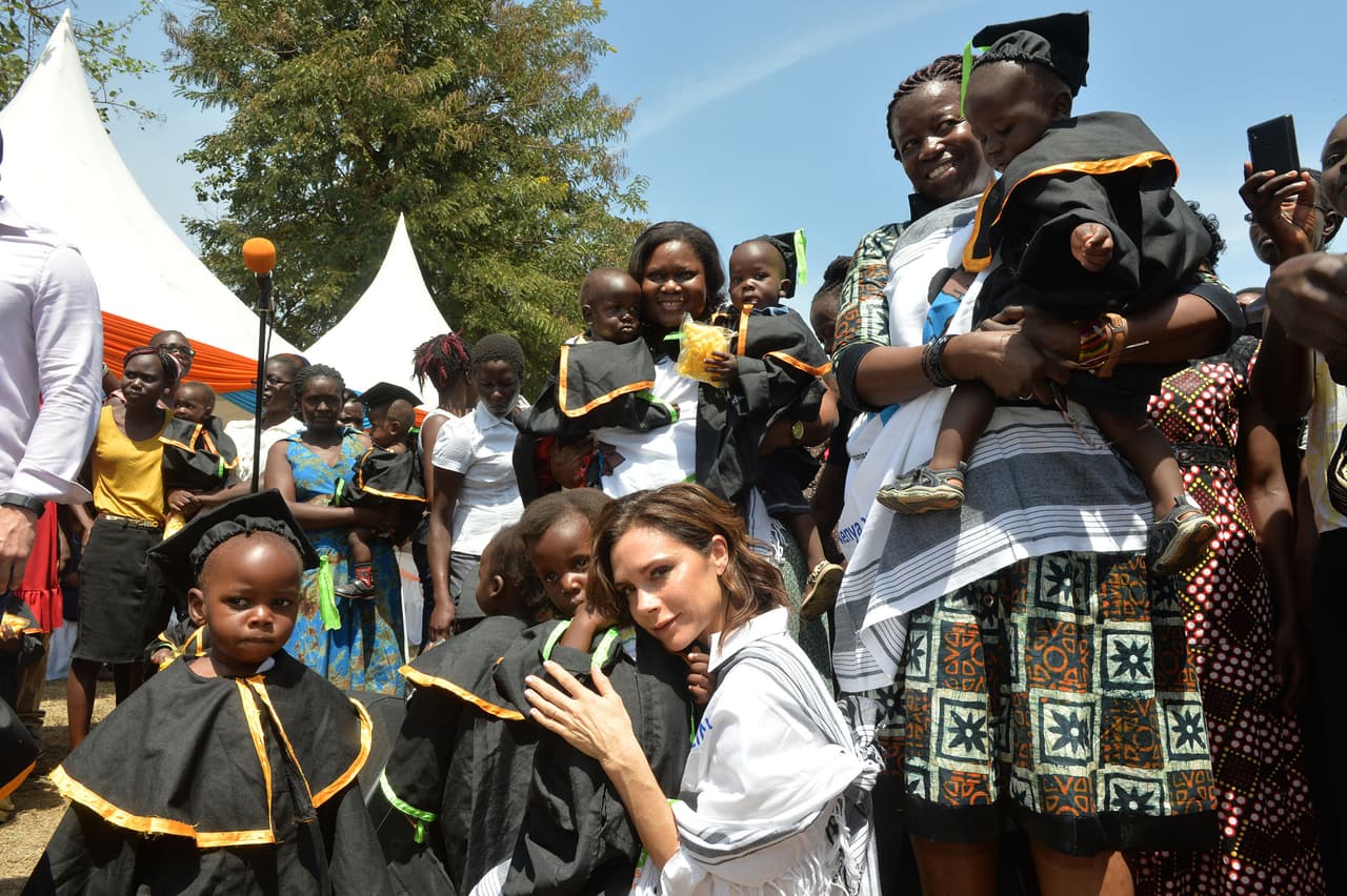 La diseñadora, que posó con varios chiquitos, estuvo auspiciada por las Naciones Unidas, dentro de UNAIDS, pues es embajadora mundial de buena voluntad.