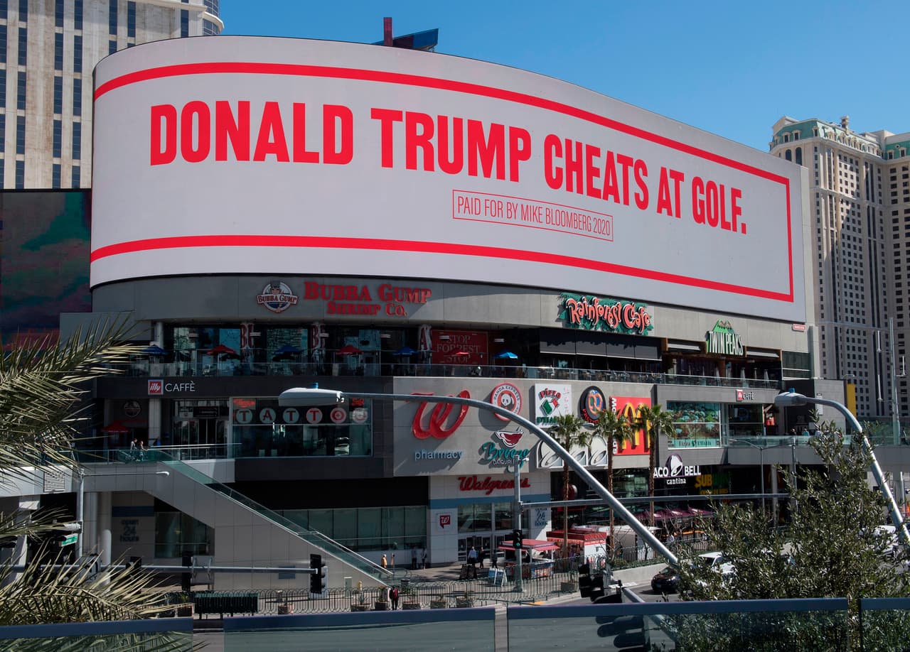 <b>"Donald Trump hace trampa en el golf", </b>dice esta valla publicitaria en el icónico Strip de Las Vegas, en Nevada, pagada por Bloomberg. El cartel fue puesto al momento en que se llevaban a cabo los caucus en ese estado en el que Bloomberg no participaba. Esta misma campaña de carteles se llevó a Phoenix, Arizona.