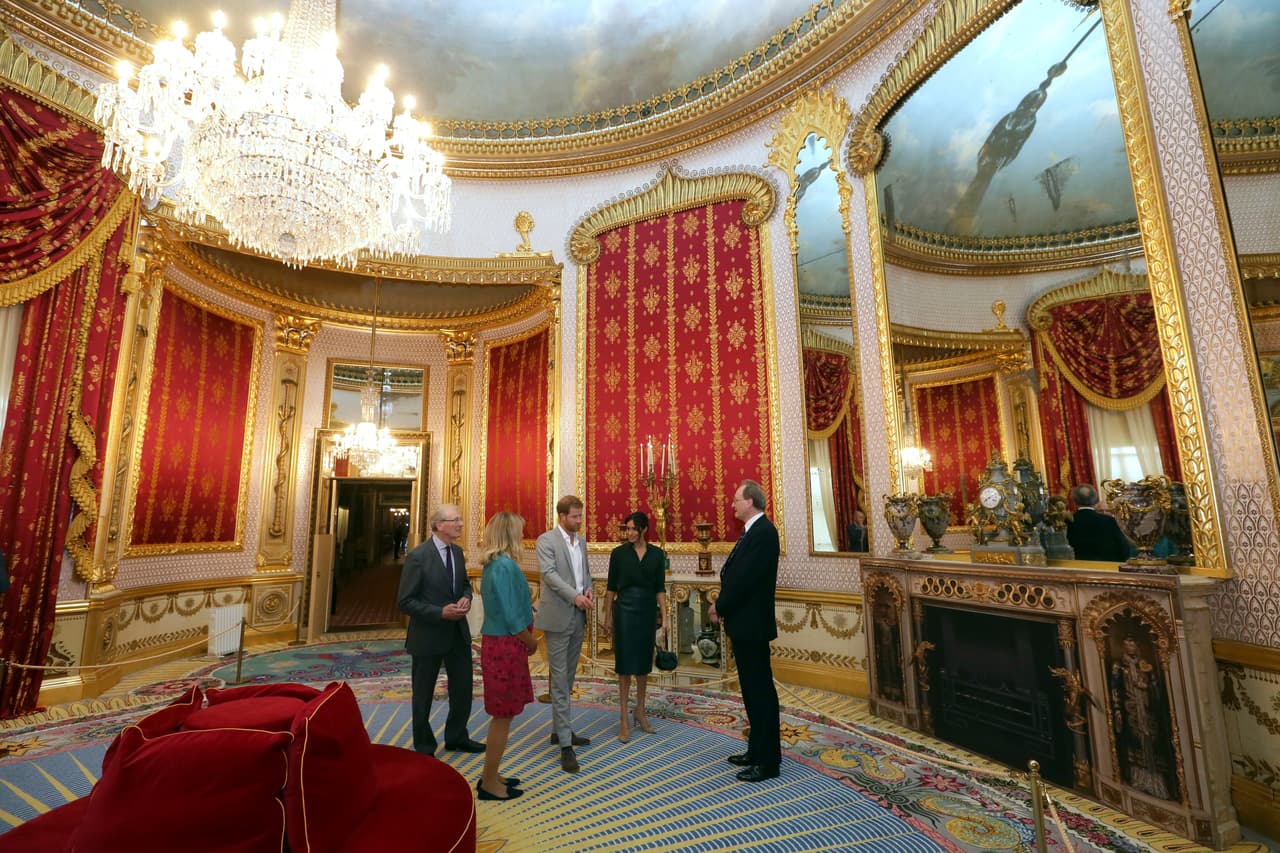 En esta estructura hay varias piezas que pertenecen al 
<b><a href="https://www.rct.uk/visit/the-state-rooms-buckingham-palace">palacio de Buckingham</a></b> y que la reina Isabel les prestó.