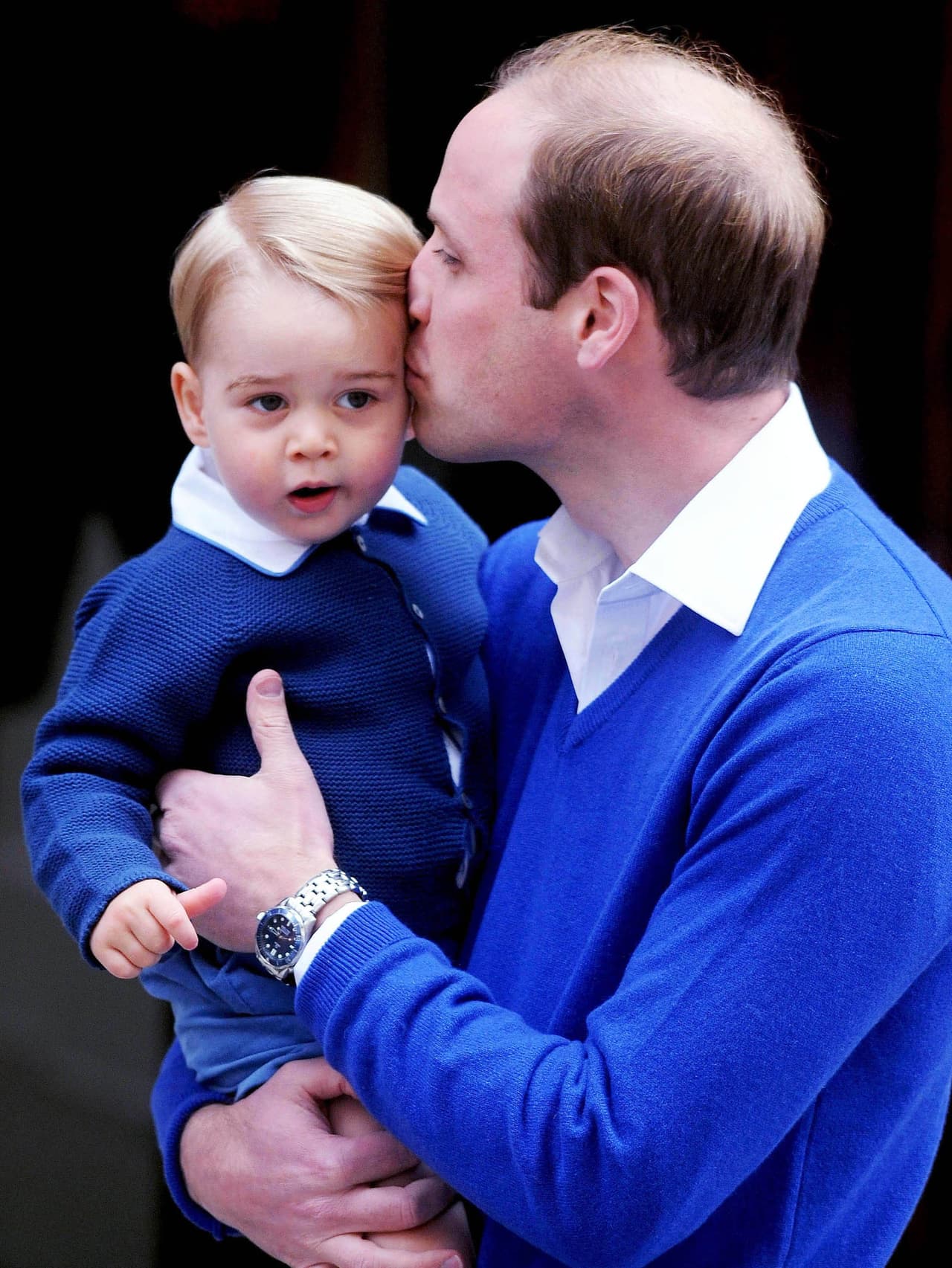 Qué lindo se ve George al recibir un beso de su papi.
