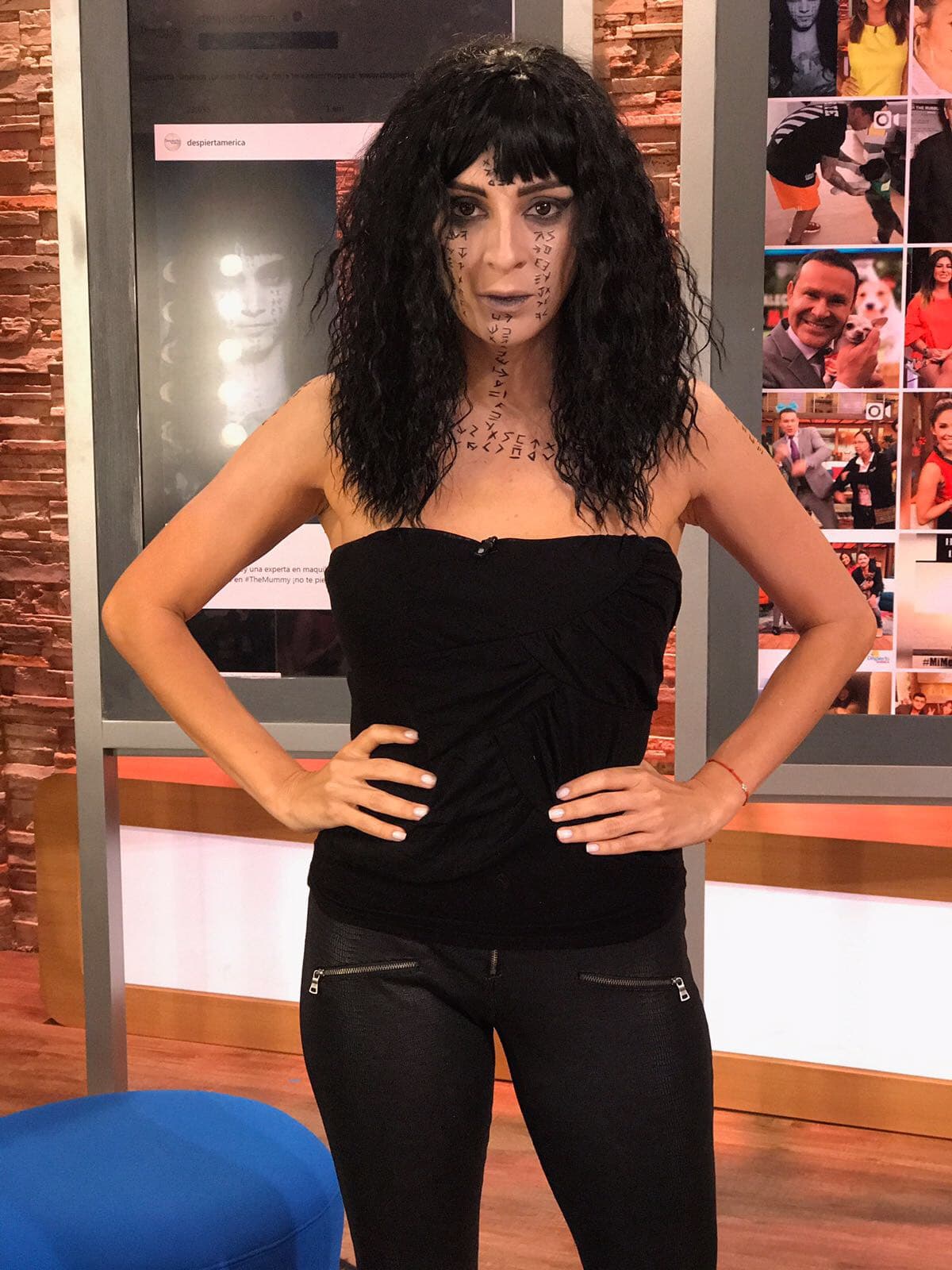 Vestida toda de negro, Maity Interiano estaba lista para aterrorizar a todos en el set de Despierta América.