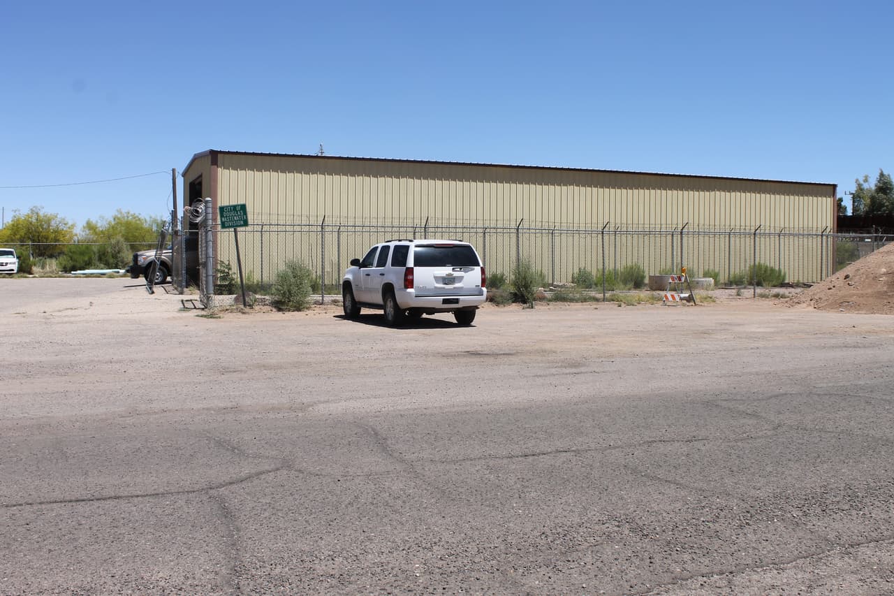 La bodega de almacenamiento donde funcionaba el primer narcotúnel está a pocos metros del muro fronterizo.