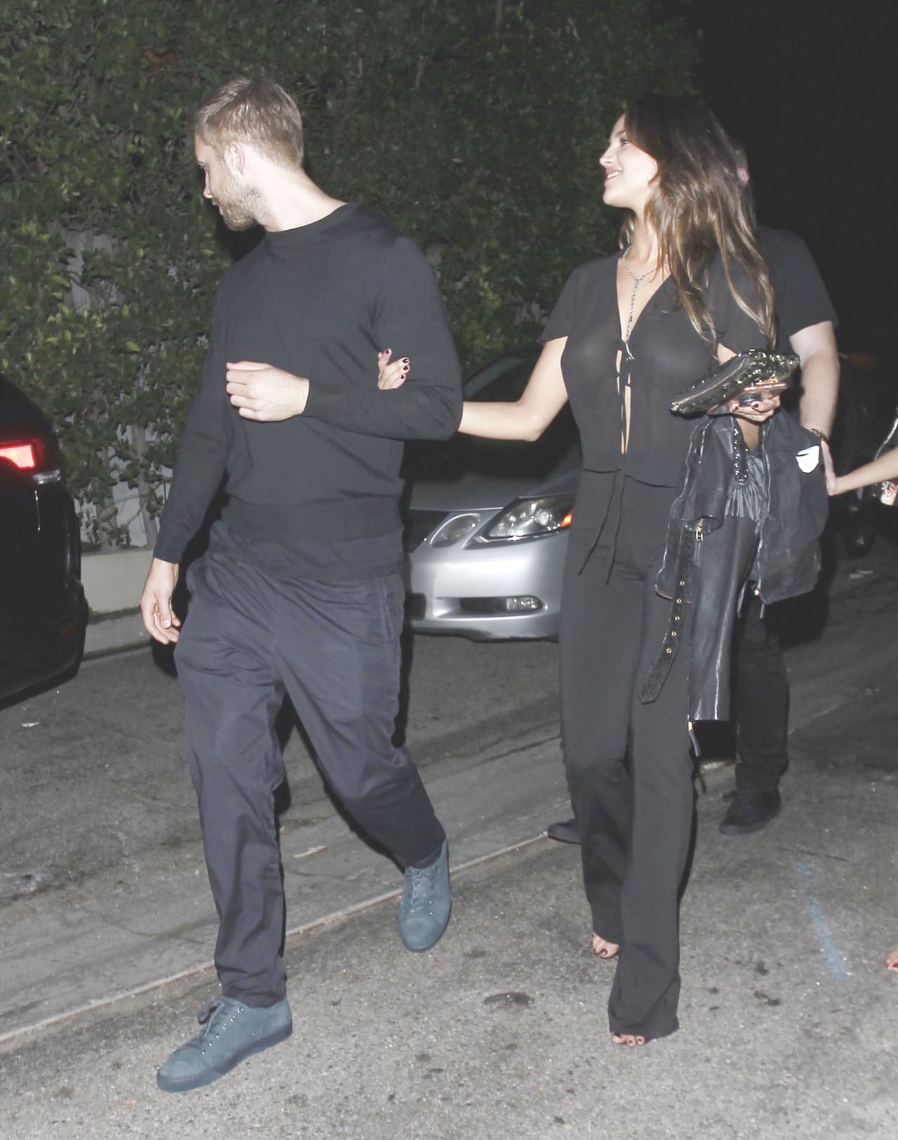 Eiza González lo hace de nuevo. Hace algunos años la estrella mexicana fue captada con Liam Hemsworth, pareja de Miley Cyrus, y ahora aparece muy agarradita del brazo de Calvin Harris, ex novio de Taylor Swift.