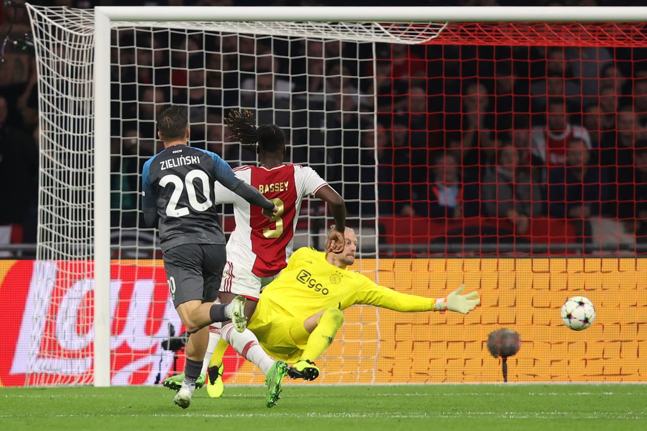 Napoli aplastó al Ajax a domicilio y lleva paso perfecto en la Champions League.