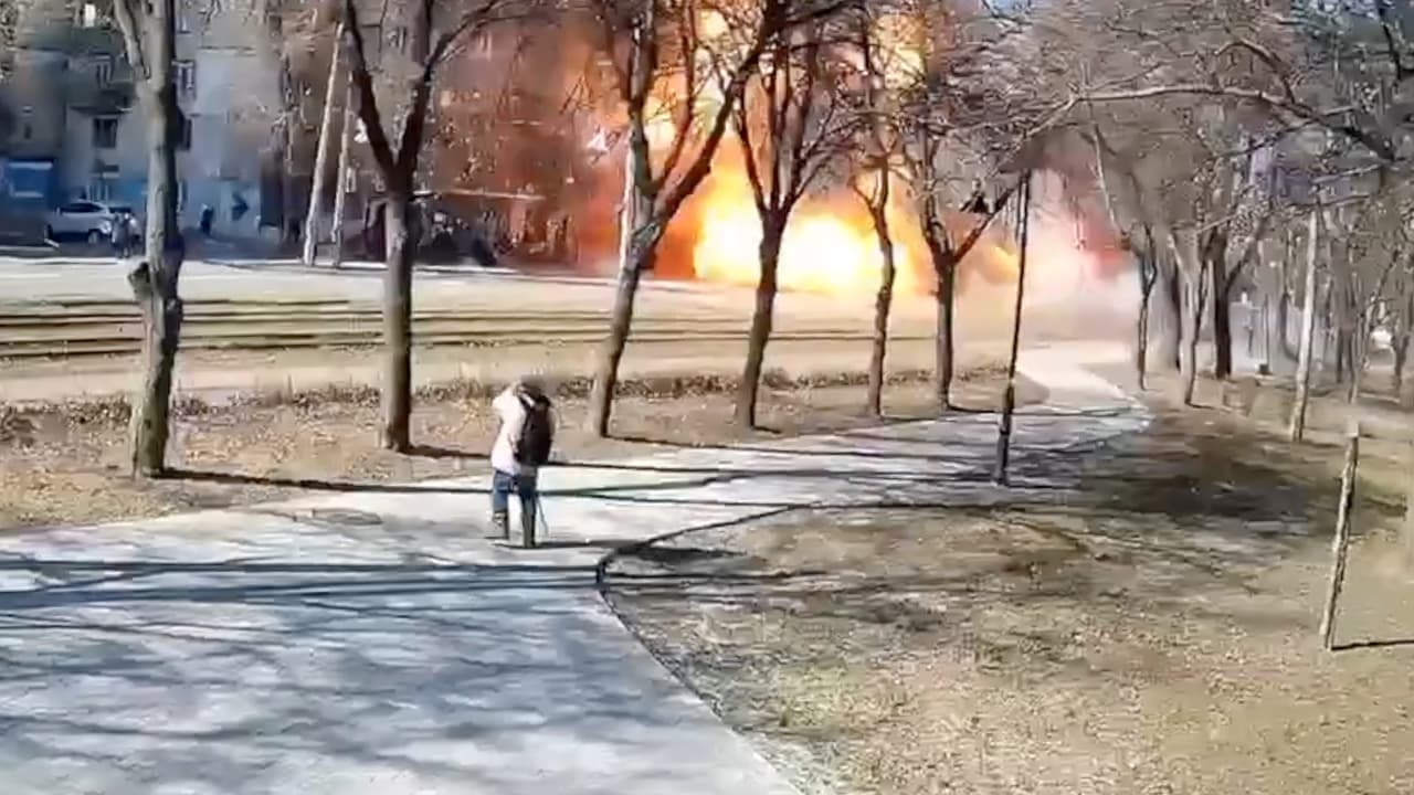 Una persona que caminaba tranquilamente en Kiev fue sorprendida por la caída de un misil ruso que supuestamente fue interceptado. Hasta el momento se reportan varios heridos y una persona perdió la vida. Más noticias 
<a href="https://www.univision.com/noticias" target="_blank">aquí</a>.