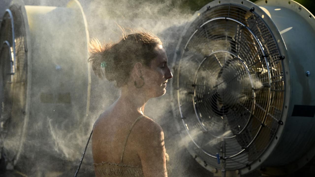 Más de 50 millones de personas en siete estados están enfrentando una intensa ola de calor que, según los expertos, podría alcanzar este fin de semana festivo los 120 grados Fahrenheit. Jessica Delgado, meteoróloga de Univision, ofrece algunas recomendaciones para evitar los peligros de las altas temperaturas. 
<b>Lee más sobre la <a href="https://www.univision.com/noticias/meteorologia/intensa-ola-de-calor-fin-de-semana-labor-day-oeste-eeuu-california">ola de calor que se espera para este fin de semana en Estados Unidos. </a></b>