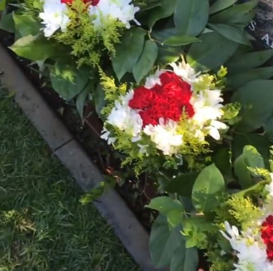 "Acá venimos a ponerle flores y estaban todas las de la semana pasada y bien bonitas. Pero venimos y le pusimos rojo con blanco para el día de su cumpleaños de que ella partió [...]", dijo la madre de Jenni.