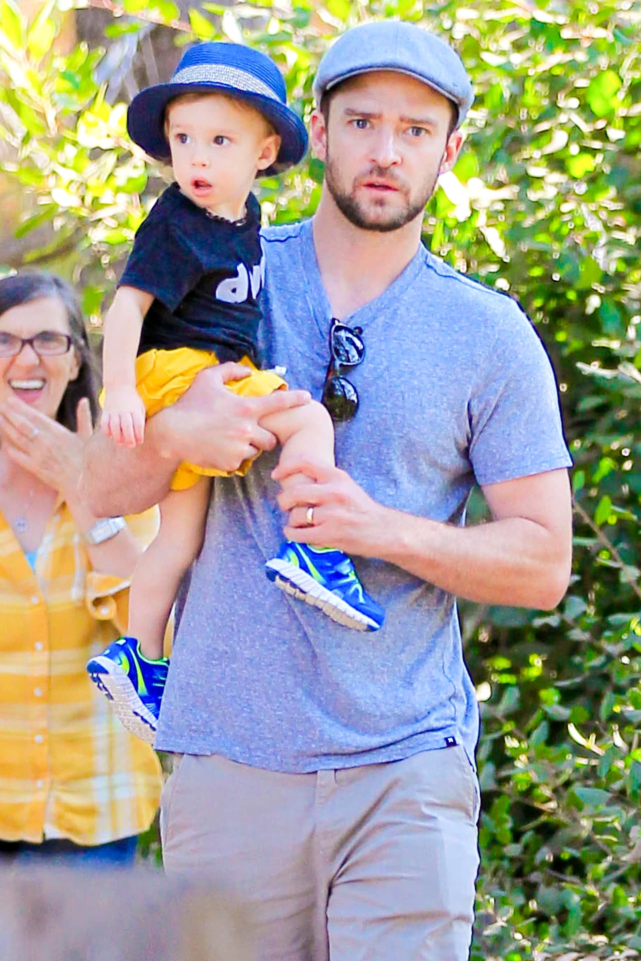 El cantante salió a dar una caminata con su pequeño por Beverly Hills.