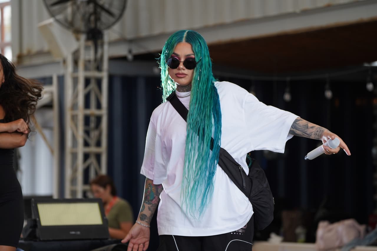 Snow Tha Product poniendo en alto el poder femenino en Premios Juventud.