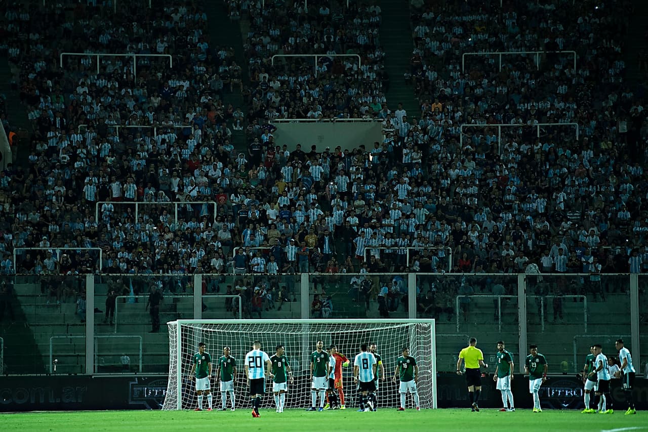 Para empeorar la situación en el arco mexicano, Issac Brizuela marcó un autogol para el 2-0 de Argentina.