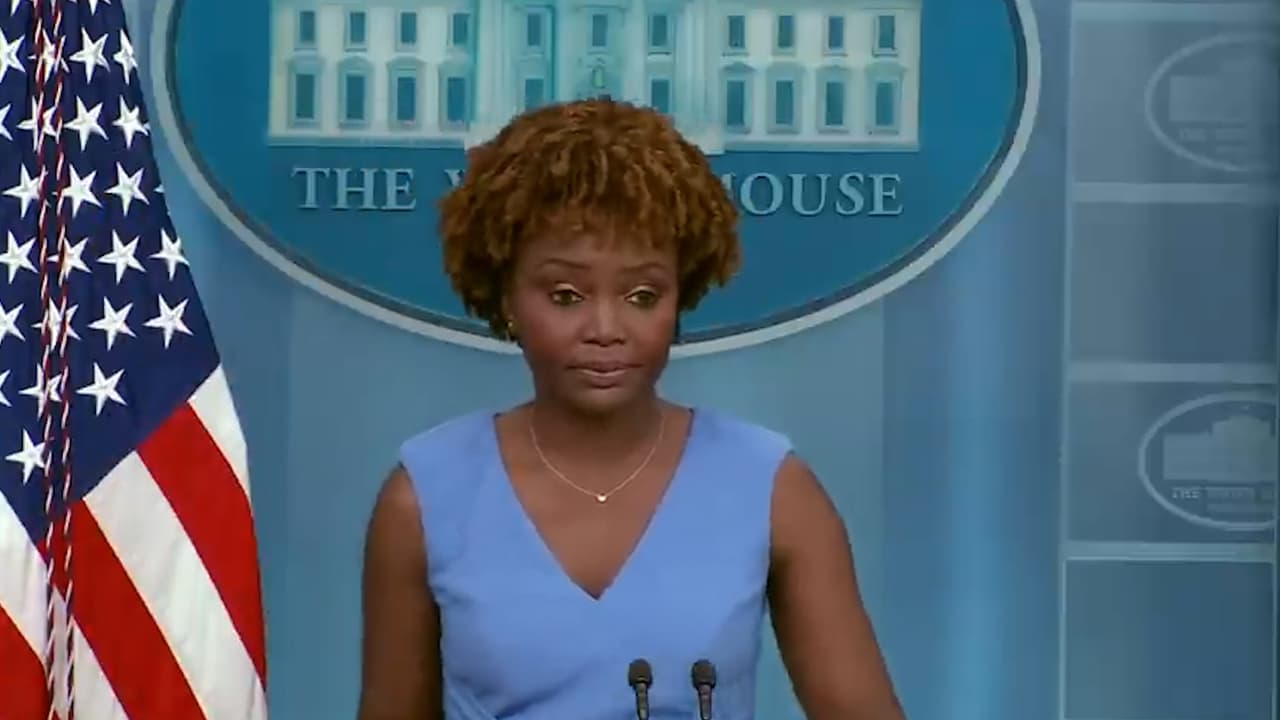 <b>Mira también:</b> Ante las críticas a un artículo publicado por la Casa Blanca, en el que se afirma que una recesión se constituye por dos trimestres consecutivos de caída del Producto Interno Bruto, un reportero preguntó a la secretaria de prensa, Karine Jean-Pierre, si se estaba tratando de suavizar la mala noticia. 
<a href="https://www.univision.com/noticias/dinero/indicador-clave-senala-inminente-recesion-en-eeuu-pero-declararla-no-es-tan-sencillo" target="_blank">Sigue las últimas noticias en Univision. </a>