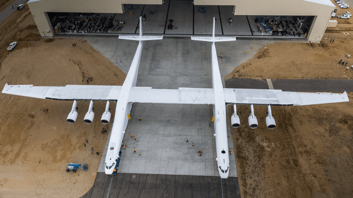 Stratolaunch fue fundada por el fallecido multimillonario Paul G. Allen en 2011, quien también fue cofundador de Microsoft. La compañía quiere competir en el mercado de satélites pequeños para lanzamientos aéreos. "Mandar un satélite al espacio pronto será tan fácil como reservar un vuelo de una aerolínea", dijo el CEO Jean Floyd en 2018.
