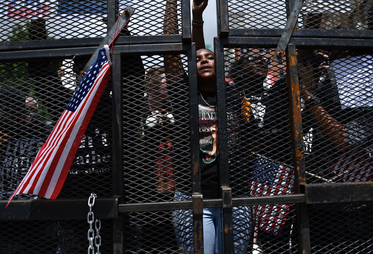 <b>Una manifestación racial en la histórica Tulsa.</b> Decenas de manifestantes protestaron en esta ciudad de Oklahoma el 20 de junio, donde hace 100 años ocurrió el episodio de violencia racial más doloroso de la historia estadounidense. 
<a href="https://www.univision.com/noticias/sucesos/la-masacre-de-tulsa-uno-de-los-actos-de-violencia-racial-mas-terribles-y-olvidados-de-la-historia-de-eeuu-fotos"><u>Vea aquí las fotos de la ‘masacre de Tulsa', uno de los episodios más terribles y olvidados de Estados Unidos.</u></a>