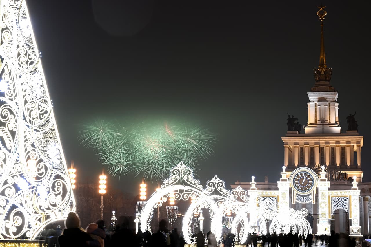 Los fuegos artificiales explotan sobre el Centro de exposiciones de Rusia (VDNKh) durante las celebraciones de Año Nuevo en el centro de Moscú a principios del 1 de enero de 2021.