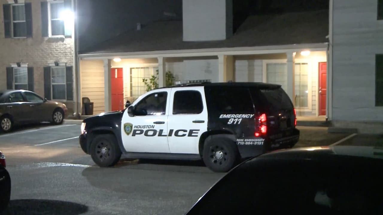 Niño muere tras ser hallado colgando de las barras de una cortina en su vivienda en Houston