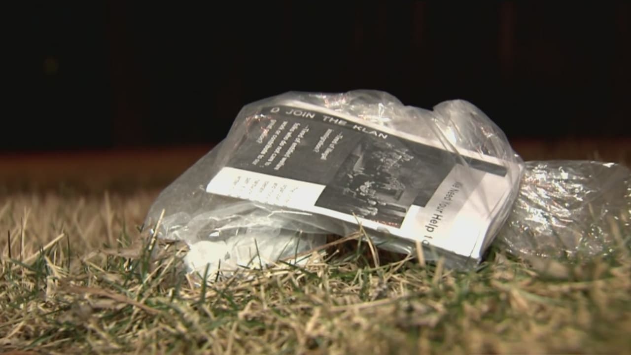 Bolsas con piedras y folletos presuntamente del KKK han sido encontrados en dos suburbios al sur de Chicago