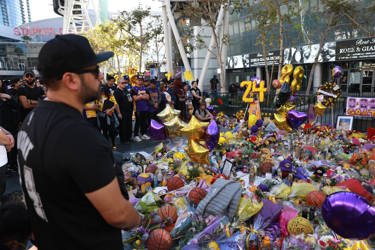 Fanáticos, ciudadanos y turistas se acercan a observar y orar por las nueve personas fallecidas en el accidente de helicóptero.