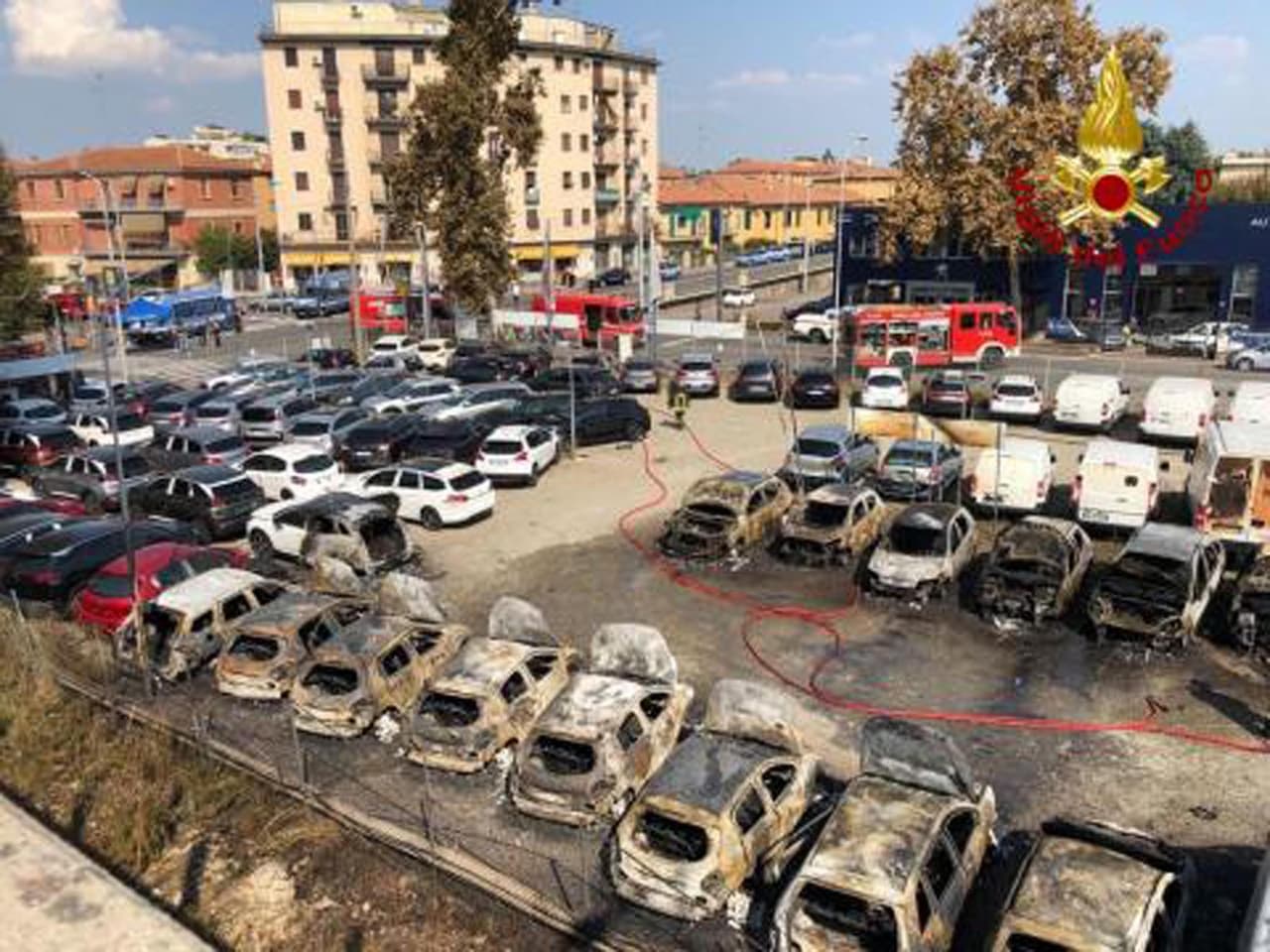 Fotografía tomada por el cuerpo nacional de bomberos italianos que muestra a varios coches calcinados en un estacionamiento tras la explosión en Bolonia, Italia.