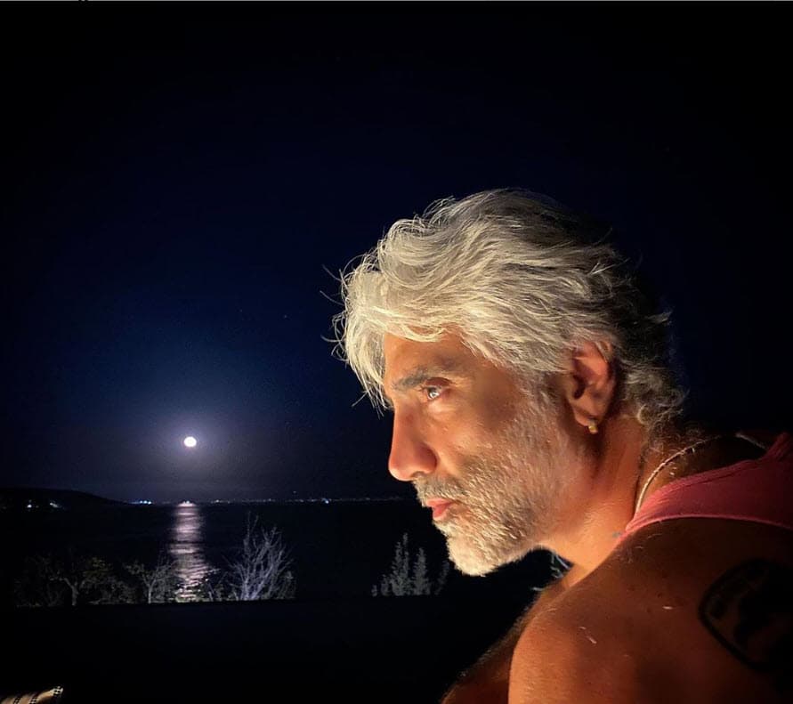 <b><a href="https://www.univision.com/temas/alejandro-fernandez" target="_blank">Alejandro Fernández</a></b> pasa días reflexivos desde el cuartel que construyó para su familia. 
<br>