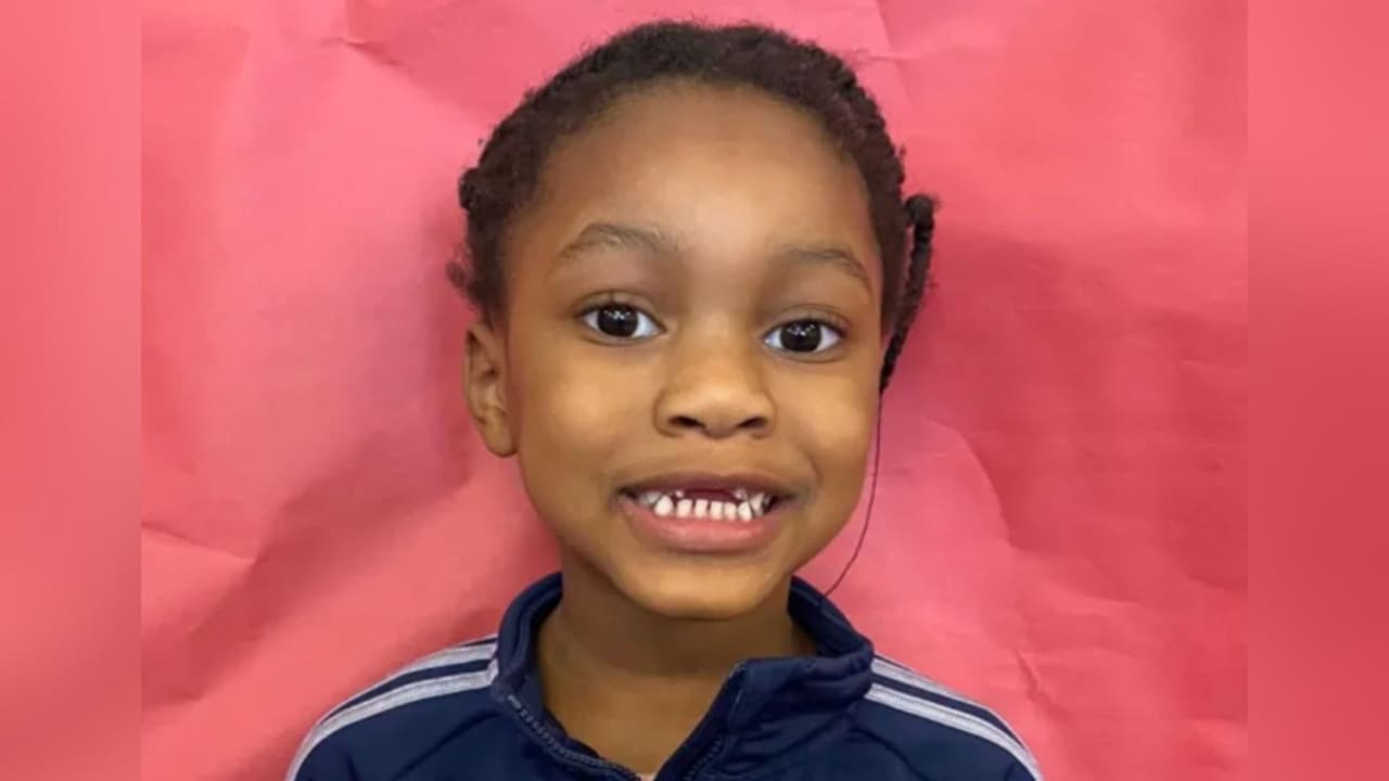 Localizan sana y salva a niña desaparecida tras robo de auto en Illinois; se reúne con su madre