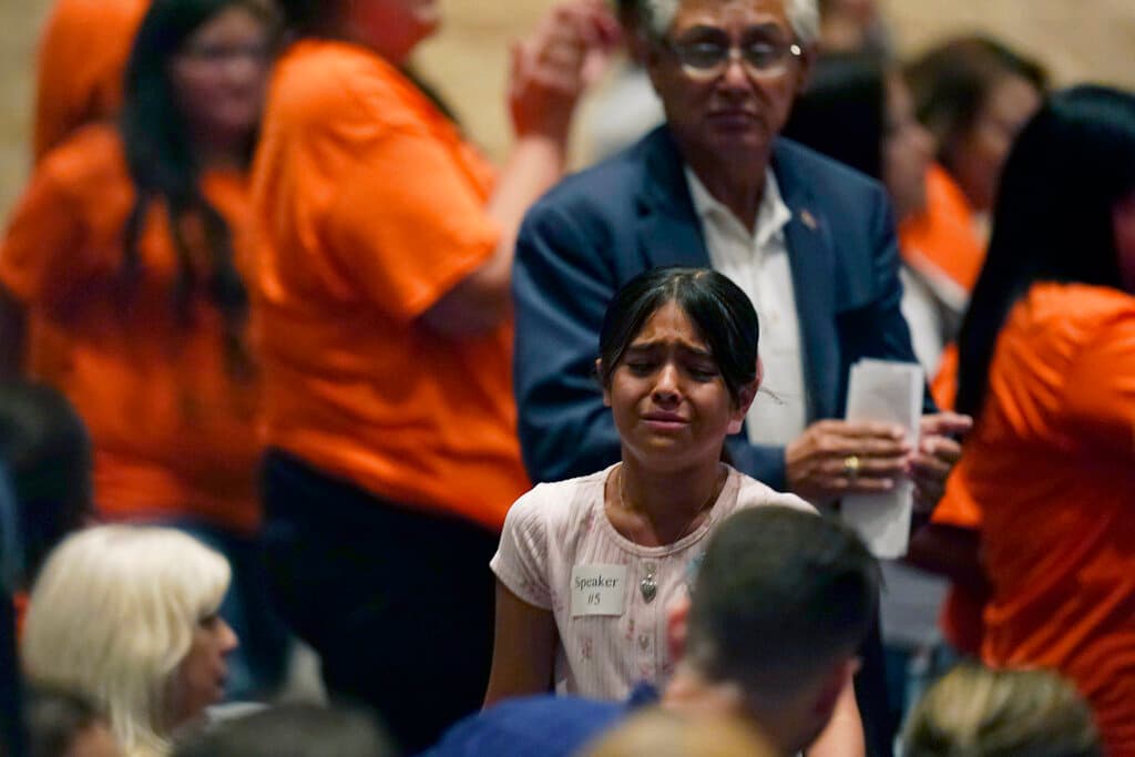 Una estudiante reacciona después de hablar con los miembros de la Junta Directiva. En poco menos de dos semanas, comenzará el nuevo año escolar en Uvalde.