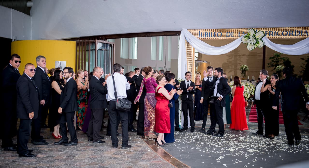 Todos los invitados celebraban este enlace matrimonial, sin imaginar que sólo eran apariencias.