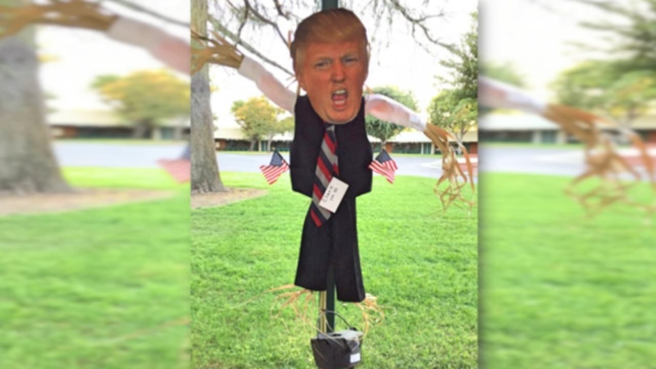 Un espantapájaros de Trump para decoración de Halloween en una escuela causa polémica
