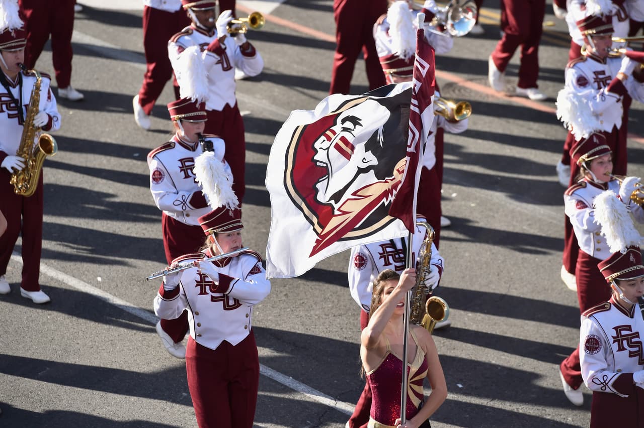 Miles de personas disfrutaron de este tradicional desfile lleno de música y color