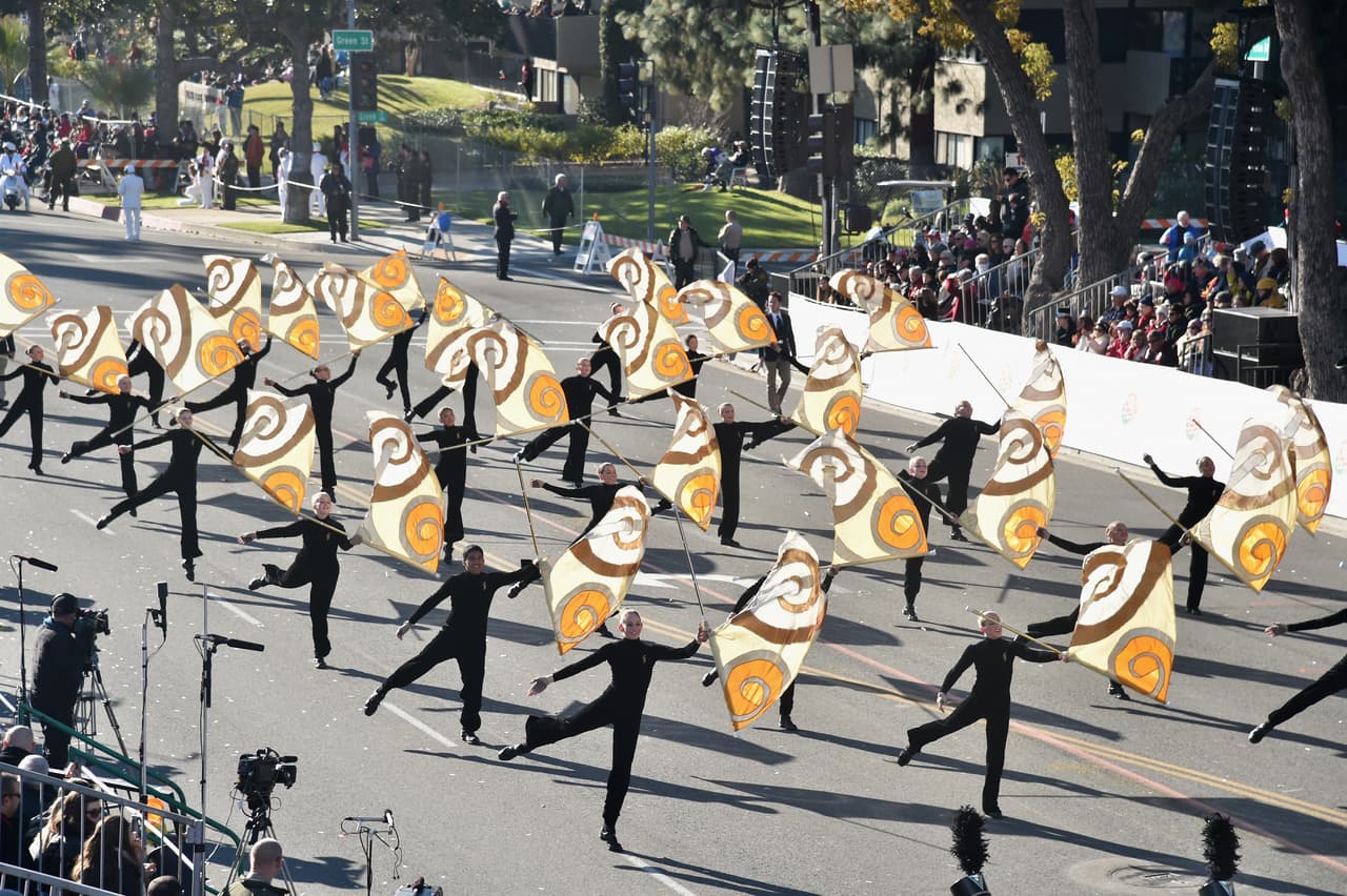 Miles de personas disfrutaron de este tradicional desfile lleno de música y color