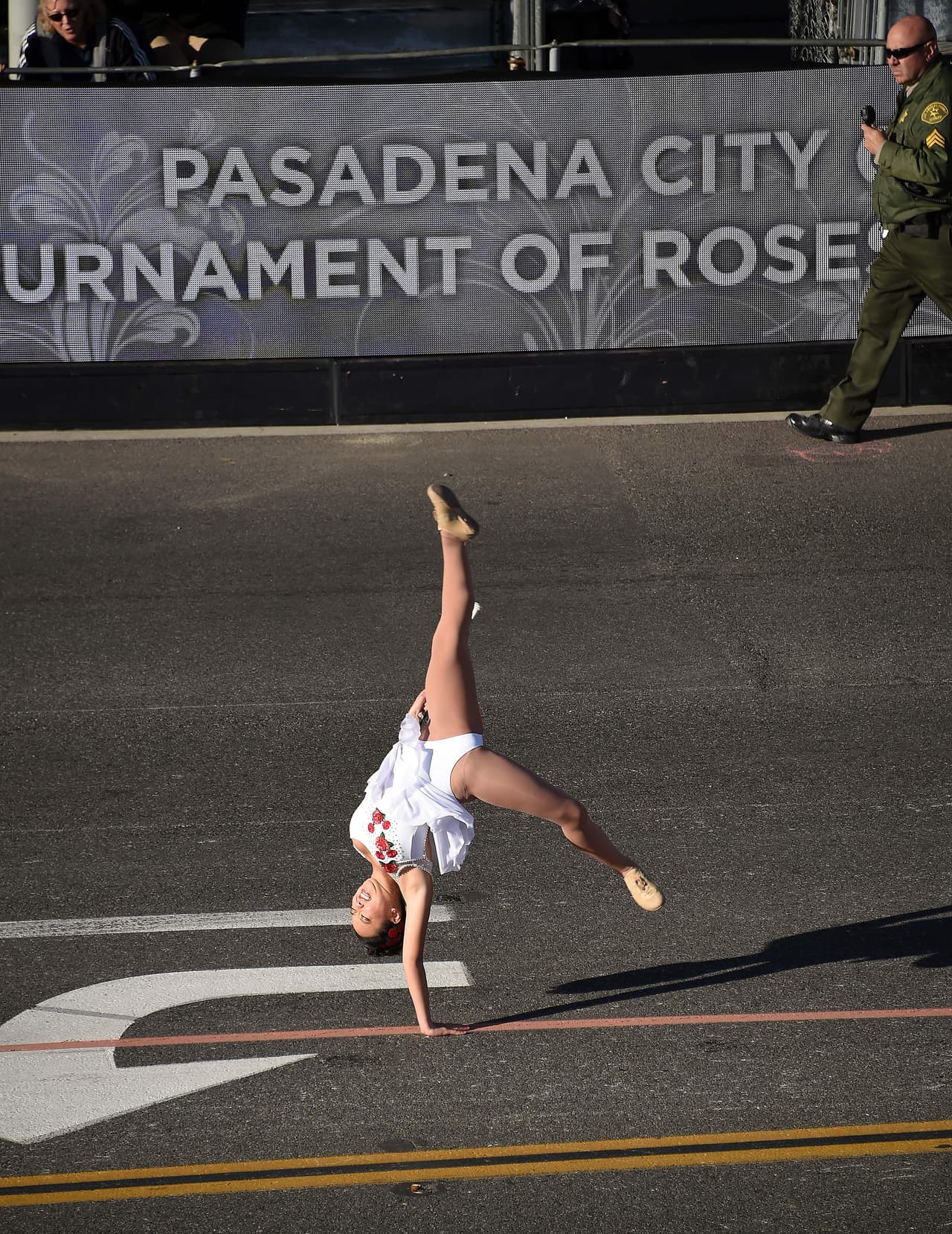 Miles de personas disfrutaron de este tradicional desfile lleno de música y color