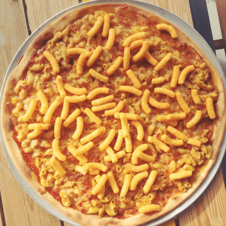 Este tipo de pizza la puedes combinar con diferentes ingredientes, incluyendo unos ricos ‘Cheetos’ para incrementar el sabor a queso.