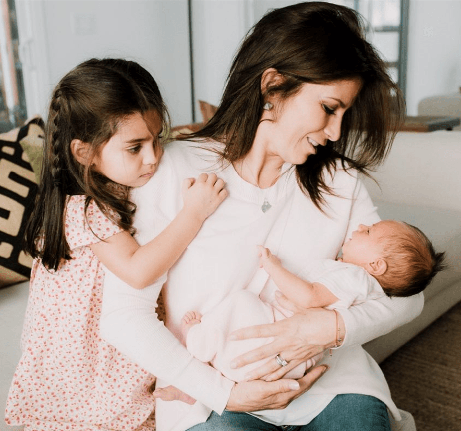 Es la primera vez que la familia publica una imagen donde solo aparecen las dos niñas. Según el mismo Eugenio Derbez, el nacimiento de su nieta Kailani despertó los 
<b><a href="https://www.univision.com/shows/despierta-america/esto-es-lo-que-karla-martinez-se-quedo-con-ganas-decirle-a-raul-gonzalez-y-que-tiene-que-ver-con-su-salida-del-show-video">celos de Aitana</a></b>, de 3 años, y al parecer Rosaldo los ha combatido con cariño.