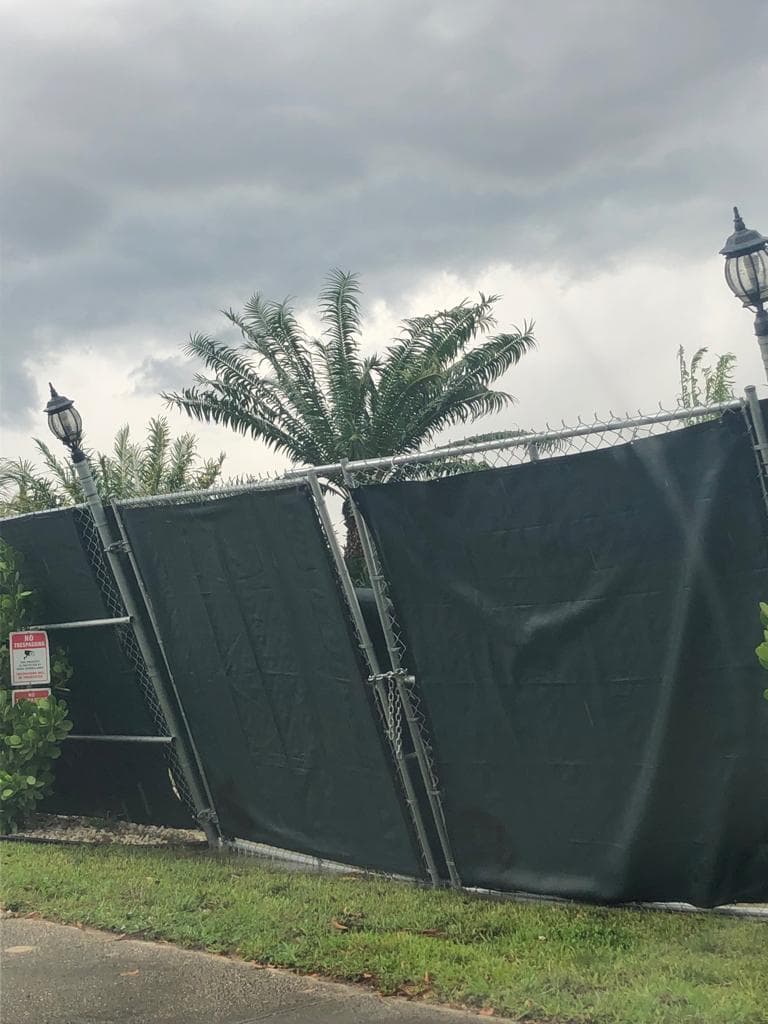 La defensa de esta residencia comenzó a moverse del lugar con el paso de los vientos.