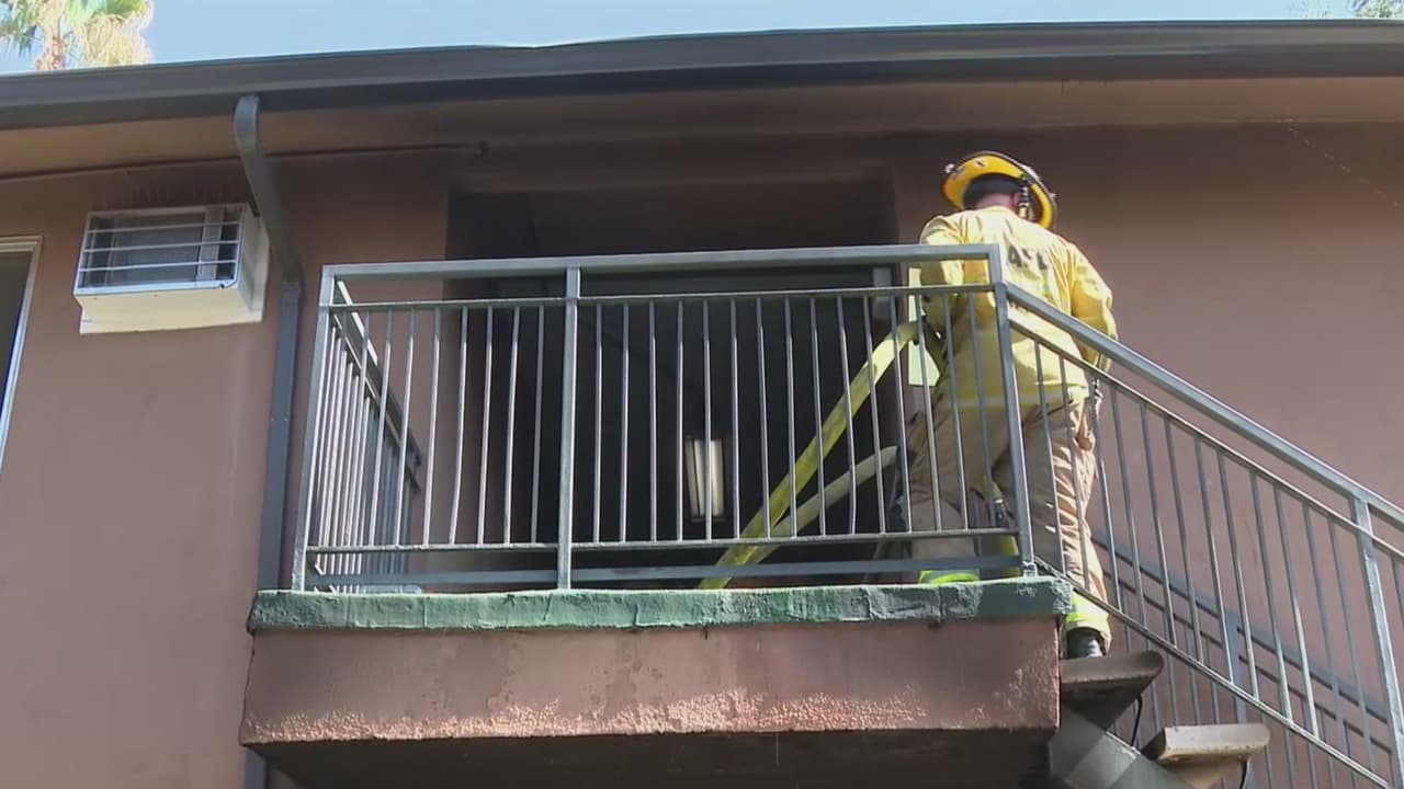 Incendio en un complejo de apartamentos en Reseda deja varias familias desplazadas: "¡Fuego, ayuda!"