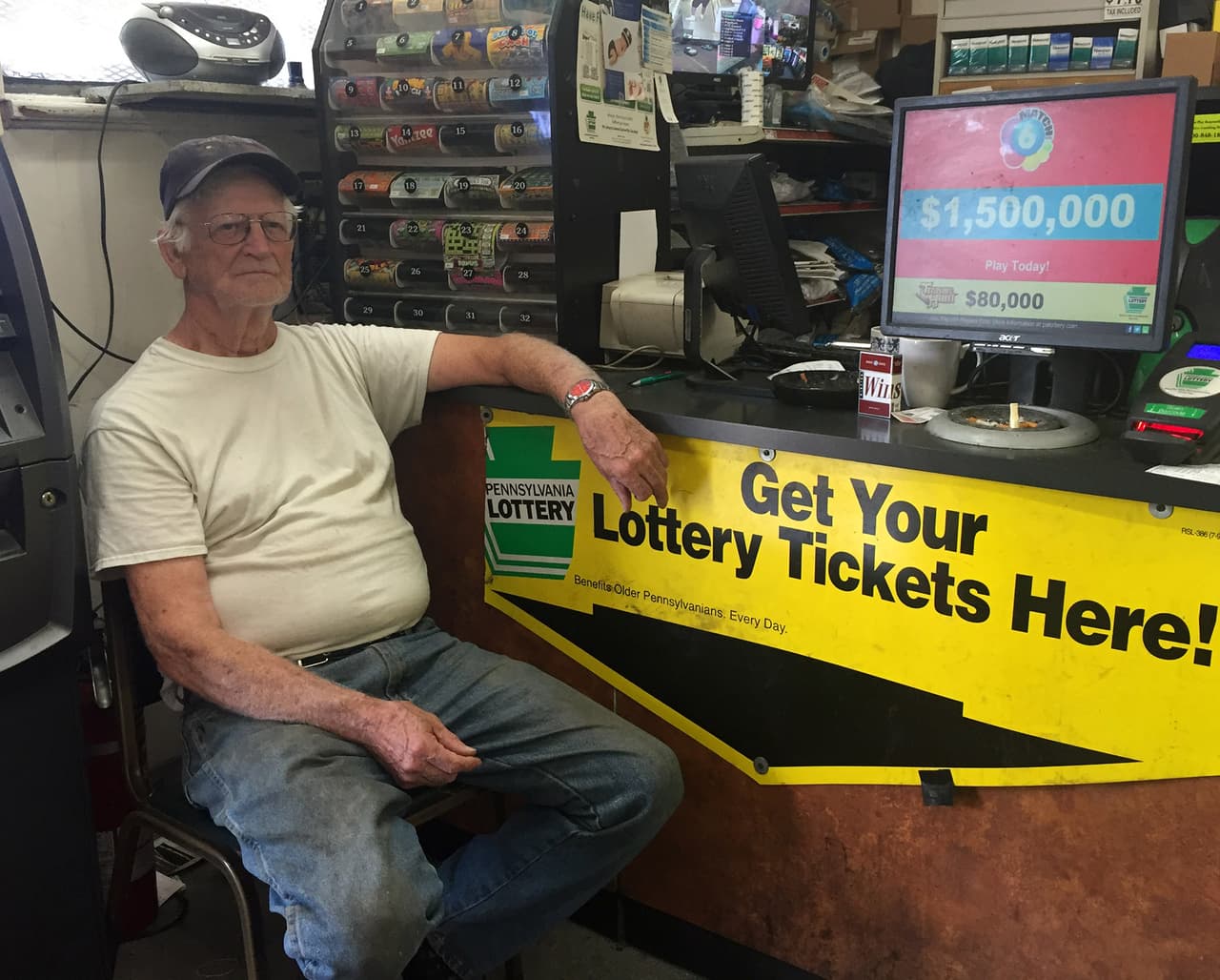 Hombre sentado en Plan 12 Market, Aliquippa