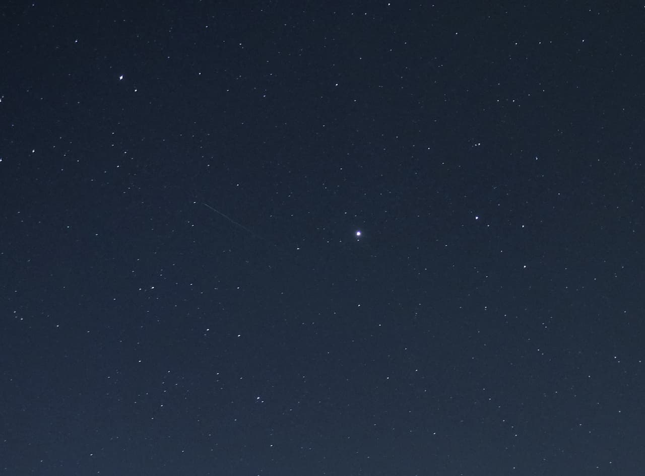 3200 Faetón mide 3.1 millas de diámetro y es el asteroide que más se acerca el Sol al de todos los conocidos, incluso más que el planeta Mercurio. Esta aproximación que hace que algunos de sus residuos se quemen formando la cola de grava que da lugar a la lluvia de meteoros.