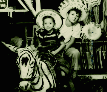 Fotografía de los hermanos Rich y Randy Vutech tomada en 1953.