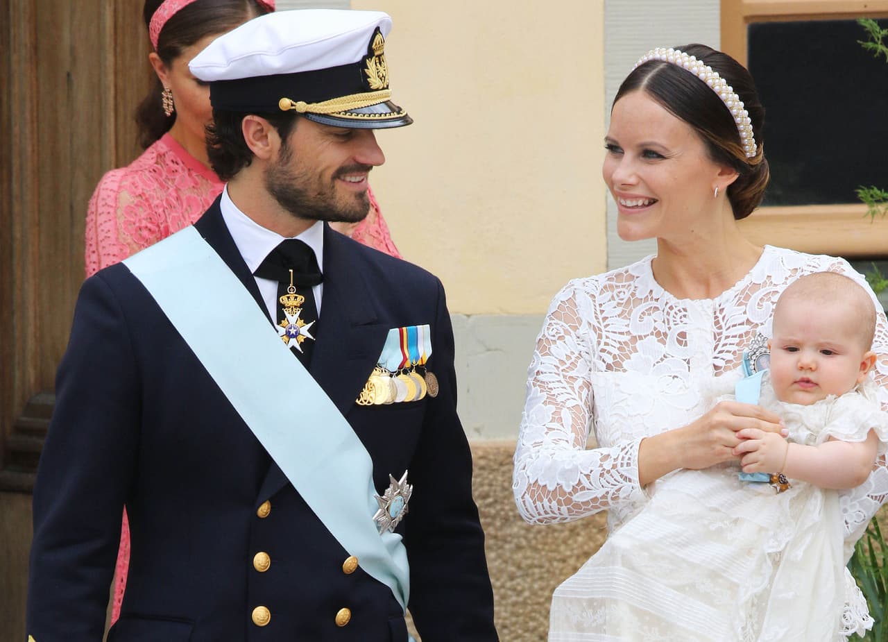 El guapo príncipe Carlos Felipe estuvo muy orgulloso de su pequeño.
