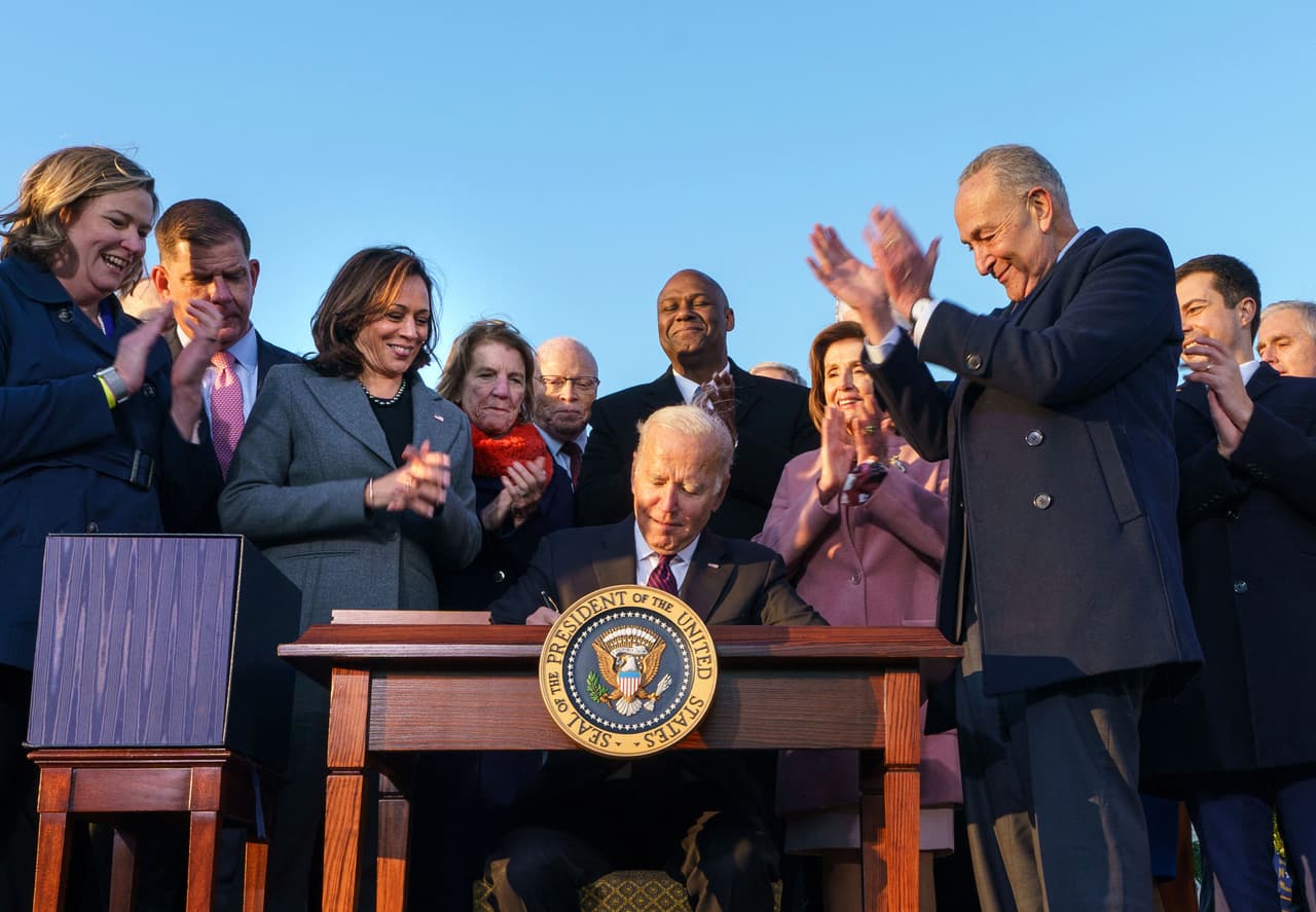 <b>Infraestructura: el éxito solitario</b>
<br>
<br>Biden contó con el apoyo de los republicanos para aprobar 
<a href="https://www.univision.com/noticias/politica/biden-firma-historica-ley-infraestructura-1-2-billones-de-dolares"><u>una ambiciosa ley de infraestructura</u></a>, un intento en el que habían fracasado sus predecesores desde tiempos de George W. Bush. El paquete de $1 billón busca modernizar la red de autopistas, puertos y aeropuertos y extender el alcance de internet de alta velocidad, incluso a zonas rurales.
<br>
<br>La fotografía muestra la algarabía de algunos funcionarios demócratas durante la firma de la ley en la Casa Blanca, el 15 de noviembre. Junto a Biden la vicepresidente Kamala Harris, la presidenta de la Cámara de Representantes, Nancy Pelosi, y el líder de la mayoría demócrata en el Senado, Chuck Schumer.
<br>