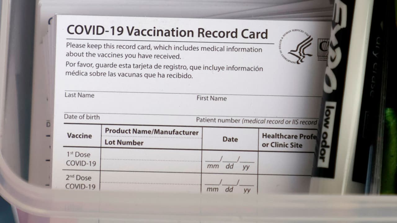 Así puedes obtener o recuperar tu registro de vacunación, ya lo piden en lugares públicos