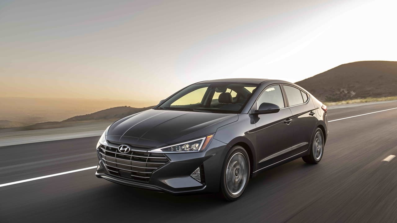 Si algo nos transmite la radical remodelación del frontal del Hyundai Elantra para 2019, es que alguien importante en la compañía se cansó de los diseños extremadamente conservadores que el fabricante coreano le había dado a sus sedanes en los últimos años. Este ha sido un dilema para Hyundai ya que el público en Corea responde mejor a los diseños más conservadores. 
<br>
<br>Pero por ahora se trata de una transplante de cara y de una donación de tecnología, veamos.