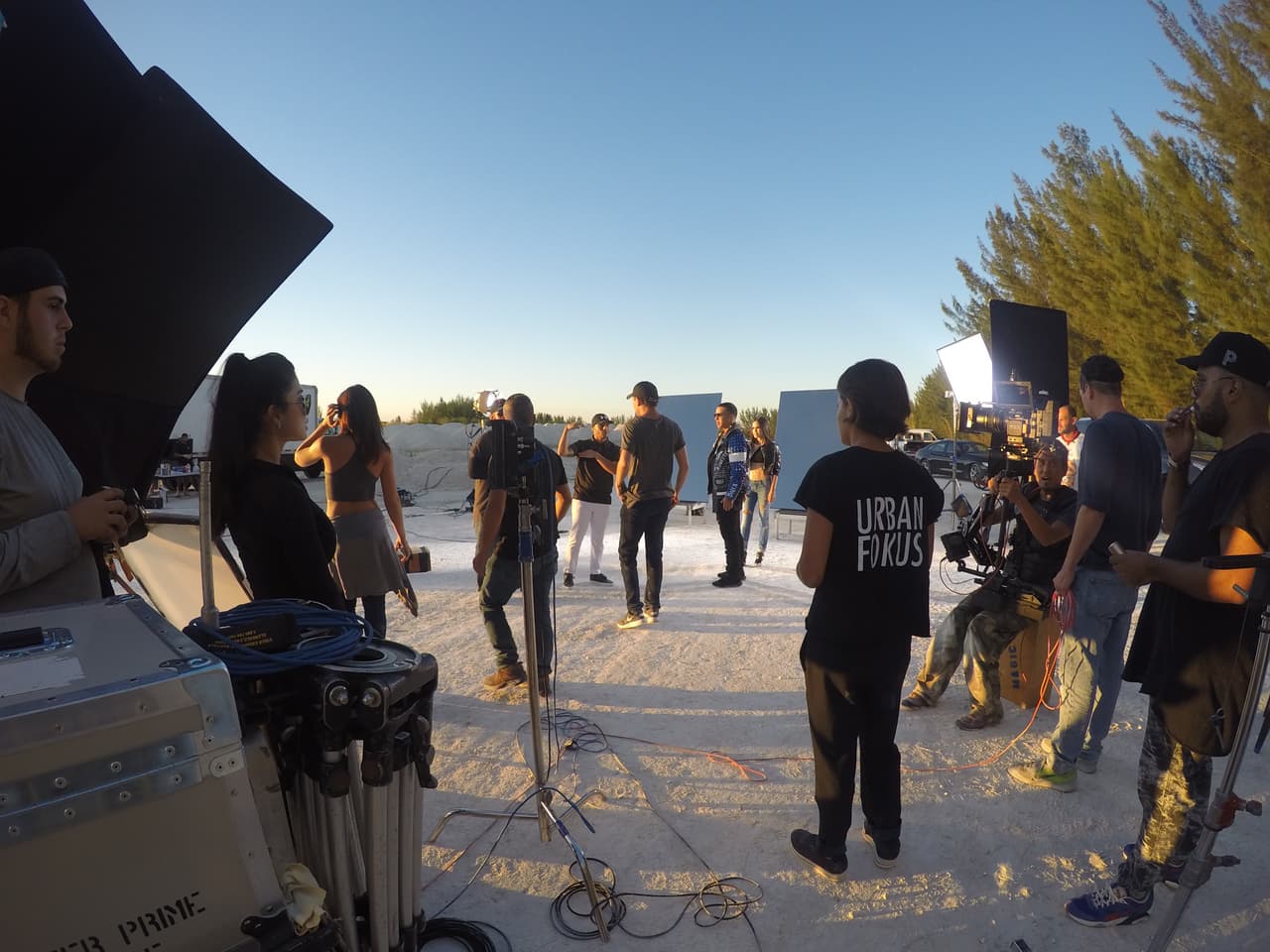 El sol empezaba a caer en el set, creando una luz perfecta para grabar.