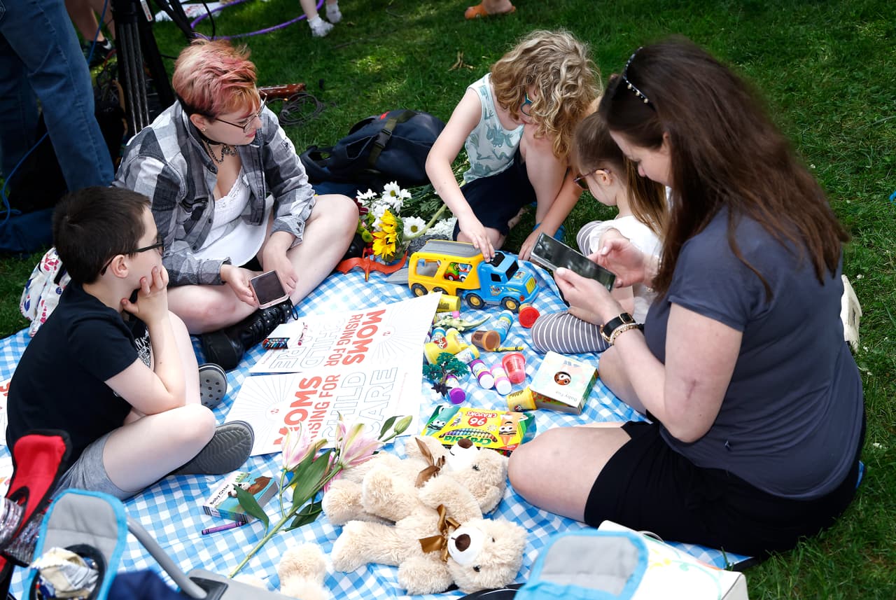 <b>Se trata de crédito tributario que puede ayudar a pagar el cuidado de niños calificados y otros dependientes elegibles.</b> El crédito se calcula según su ingreso y un porcentaje de los gastos en los que usted incurra por el cuidado de personas calificadas que le permite trabajar, buscar trabajo o asistir a una institución de aprendizaje. 
<br>